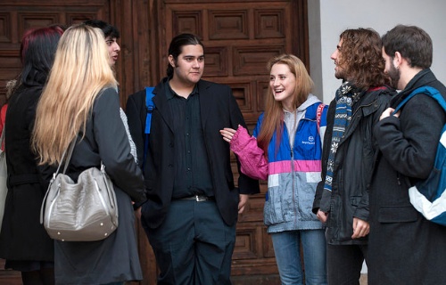 Alumnos a la entrada del edificio Carmen Calzado sede de la Escuela de Arquitectura de la Universidad de Alcalá 