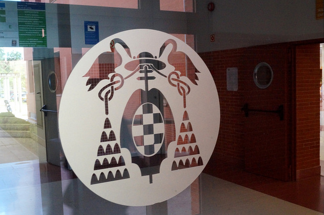Escudo UAH sobre cristal 