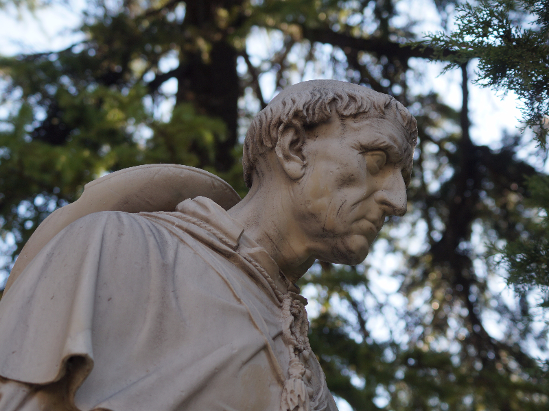 Detalle de la estatua de Cisneros en la plaza de San Diego