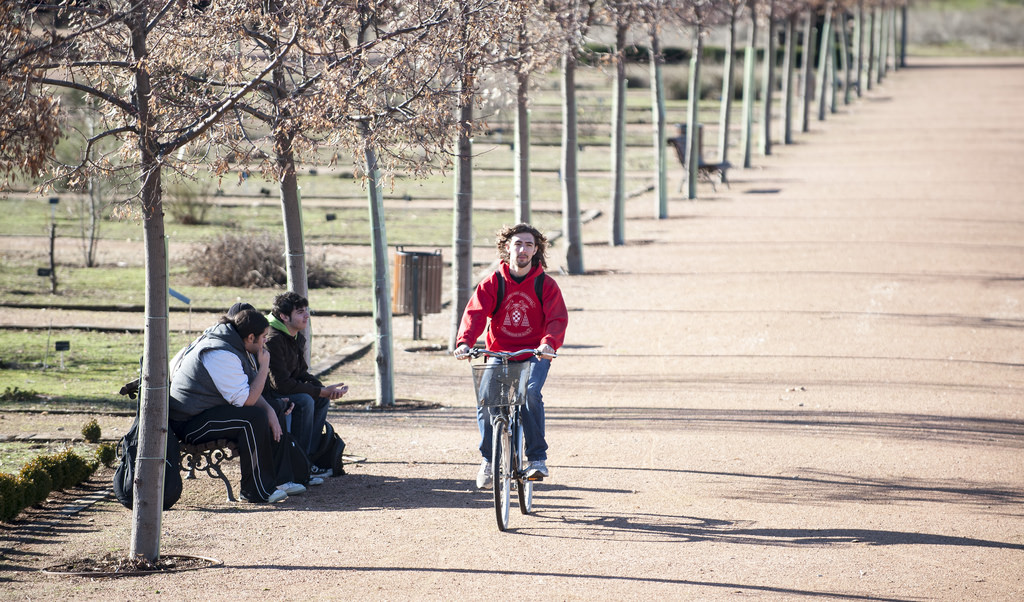 Paseo en bicicleta de préstamo por el Jardín Botánico de la UAH
